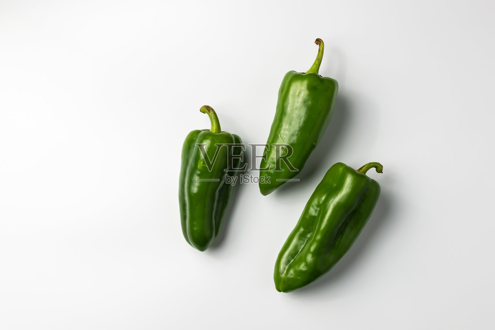 新鲜绿色甜椒的特写,孤立在白色背景上照片摄影图片