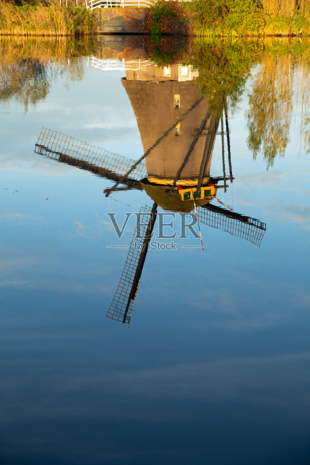 荷兰金德代克的风车倒影在水中照片摄影图片