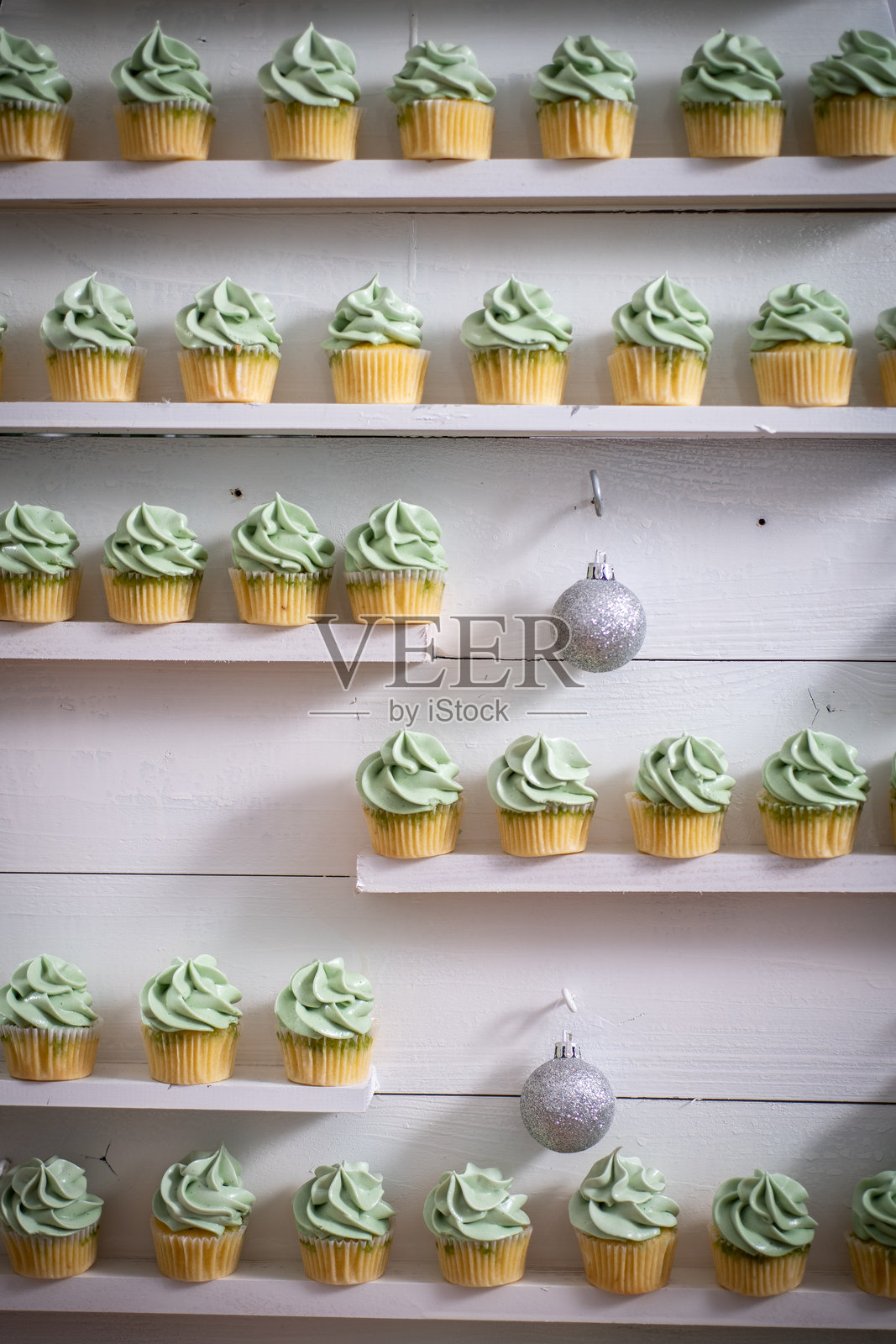 白色架子上的圣诞杯子蛋糕照片摄影图片