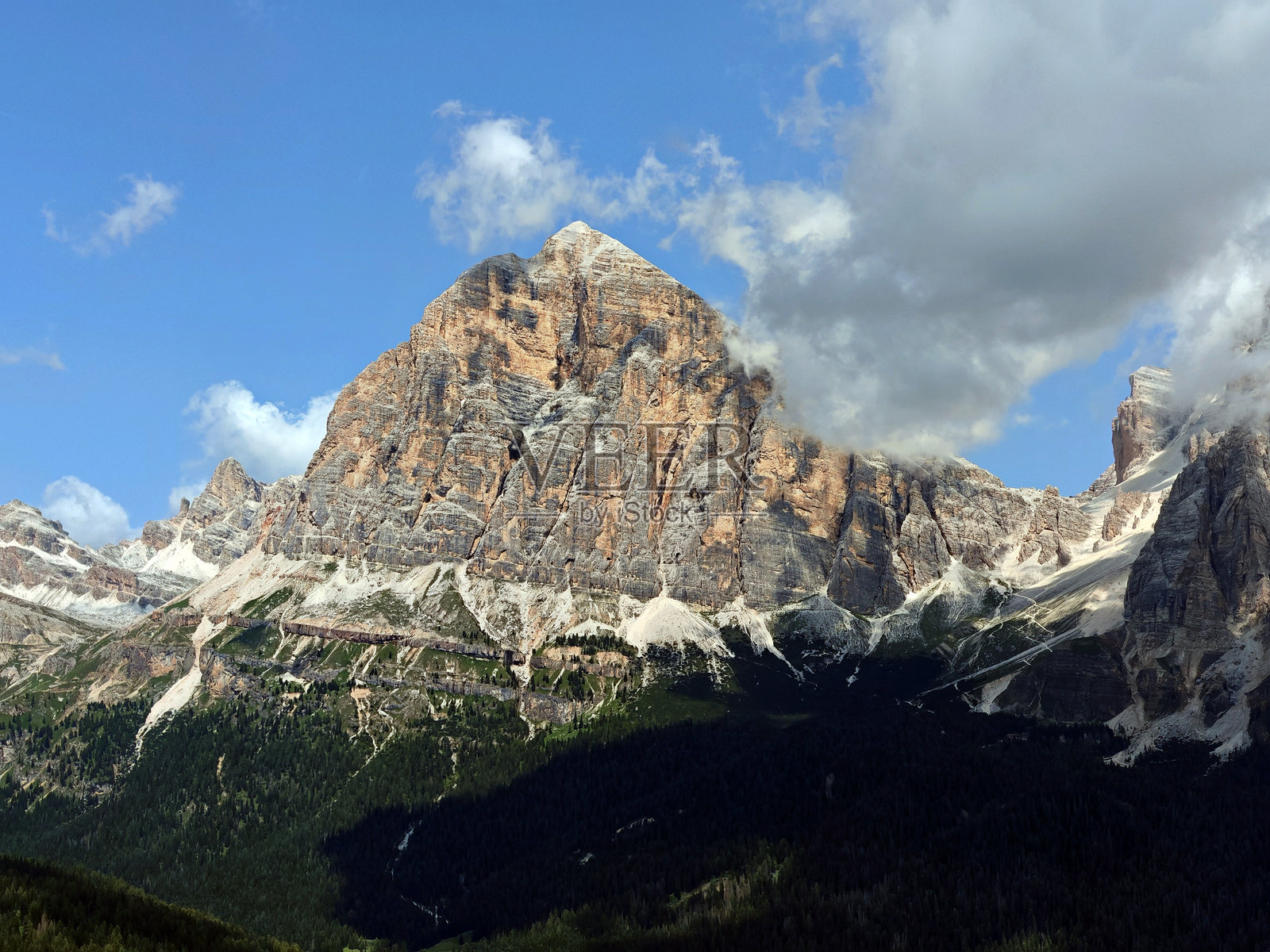 从克罗达·迪·拉戈山脊俯瞰托法纳·德·罗泽斯山脉,蓝天白云交织。照片摄影图片