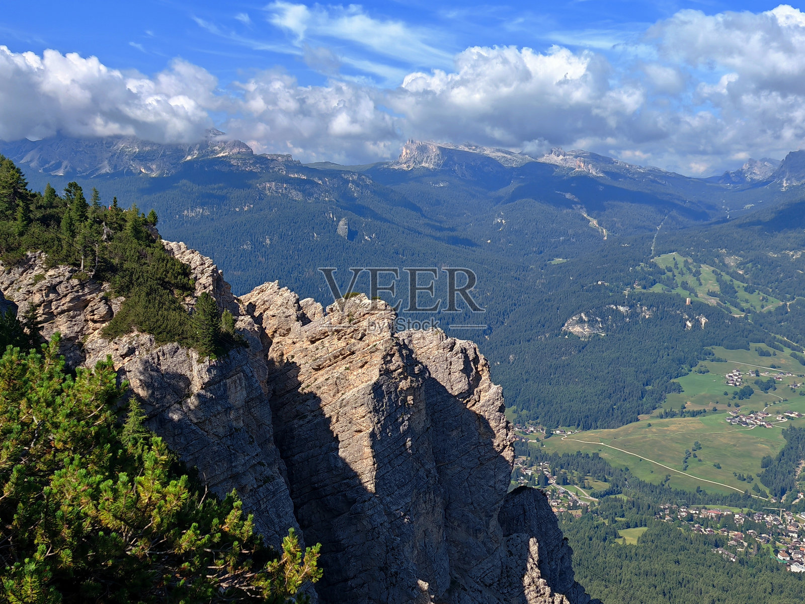 令人惊叹的山景,前景是岩石形成,远处可见法尔扎雷戈山口和拉加佐伊山 massif。照片摄影图片