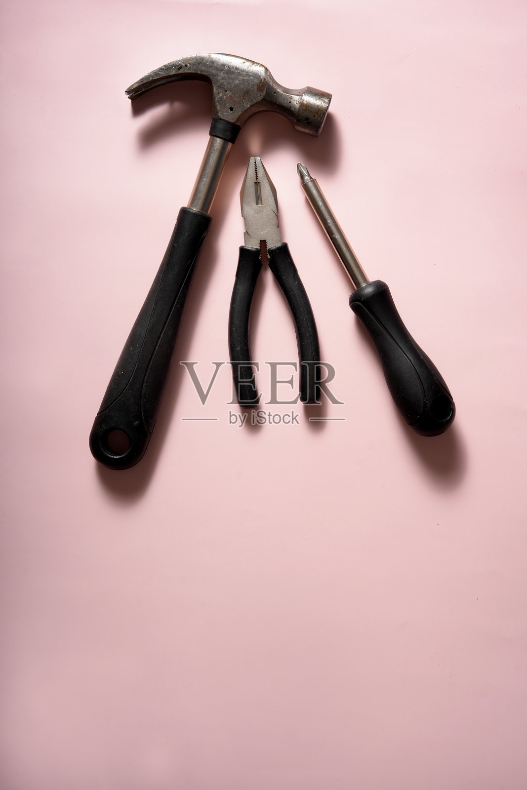 粉色背景上的一组工具照片摄影图片