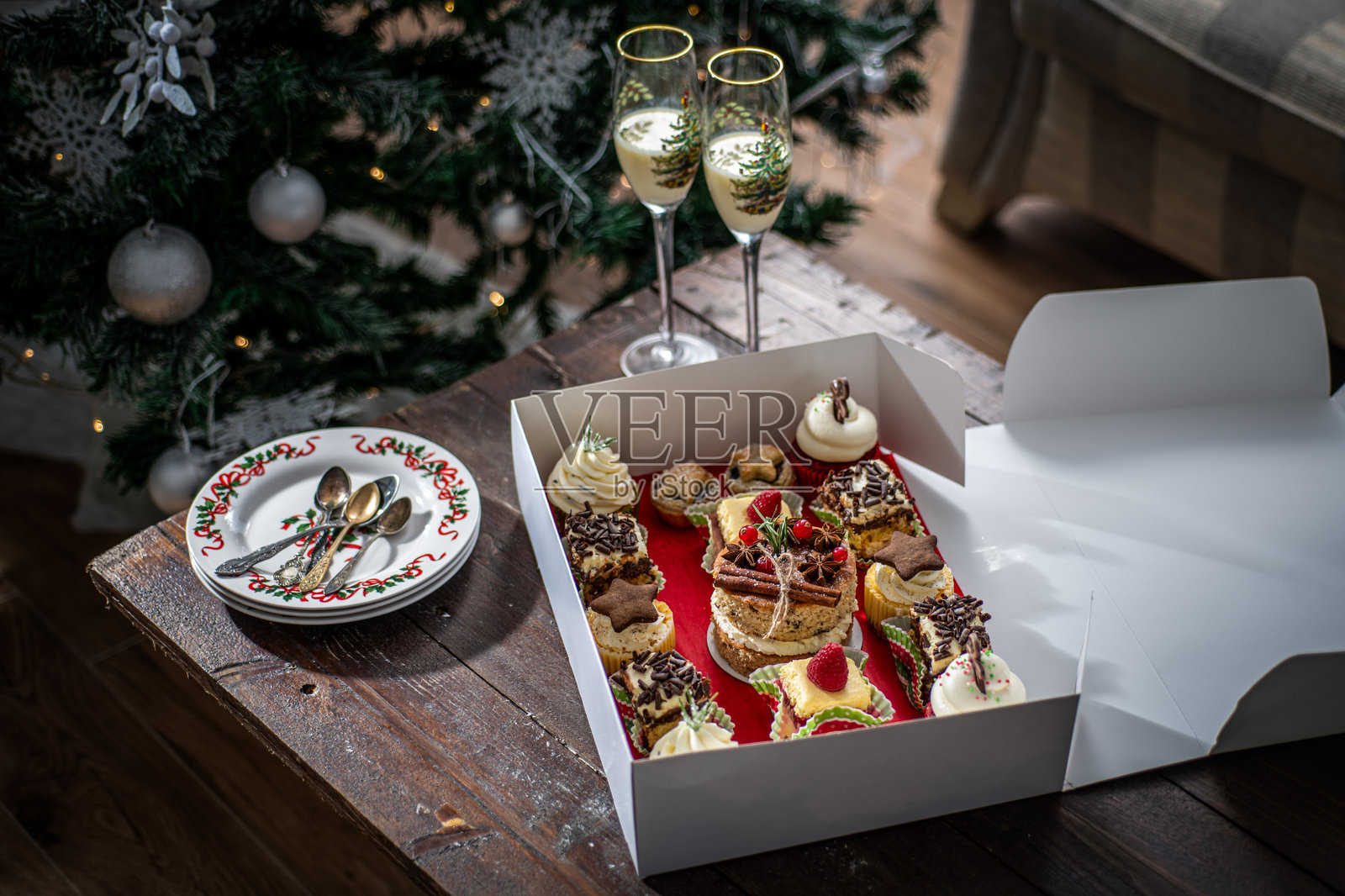 圣诞蛋糕盒和装饰照片摄影图片