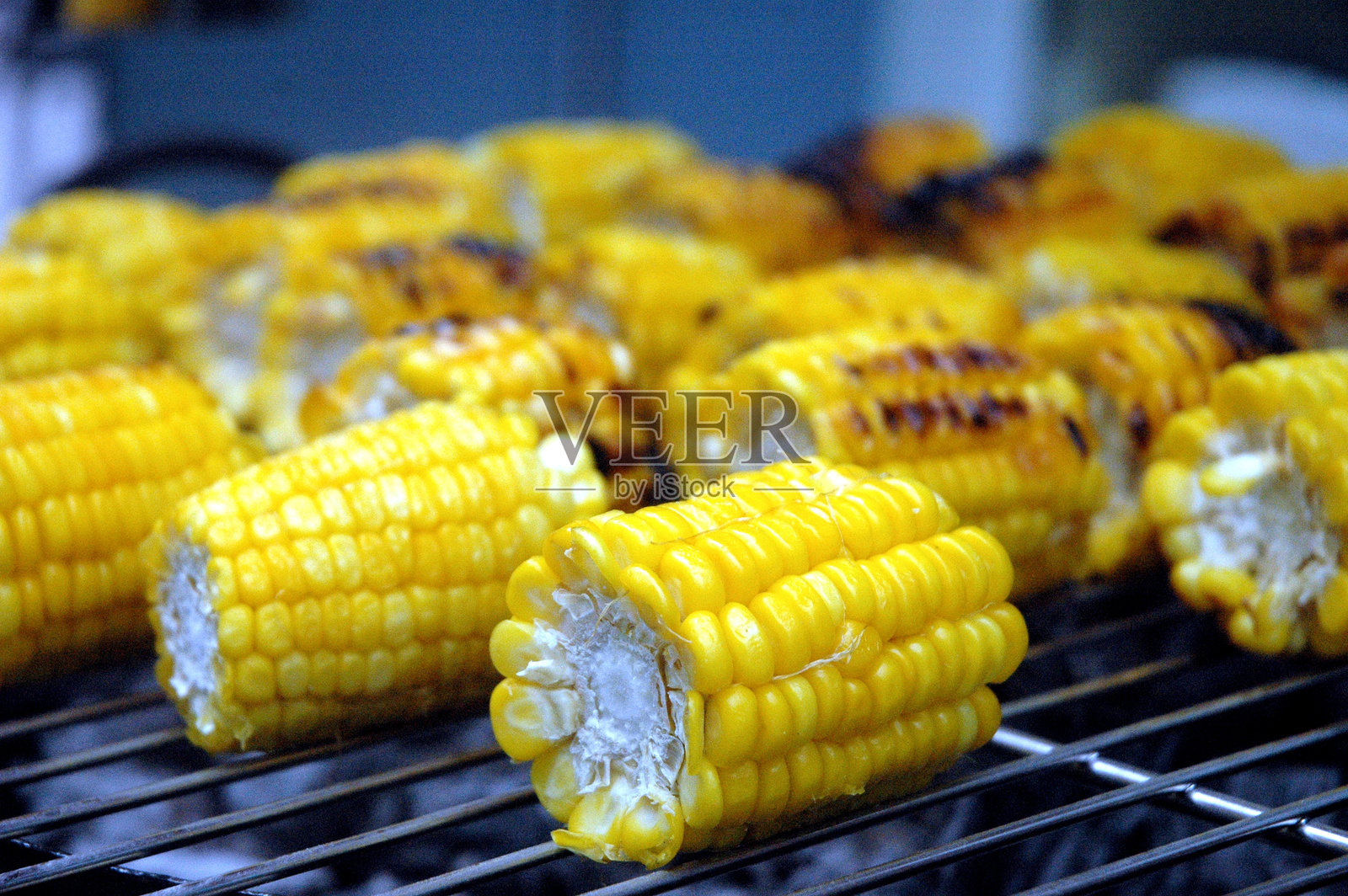 烧烤架上的玉米特写照片摄影图片