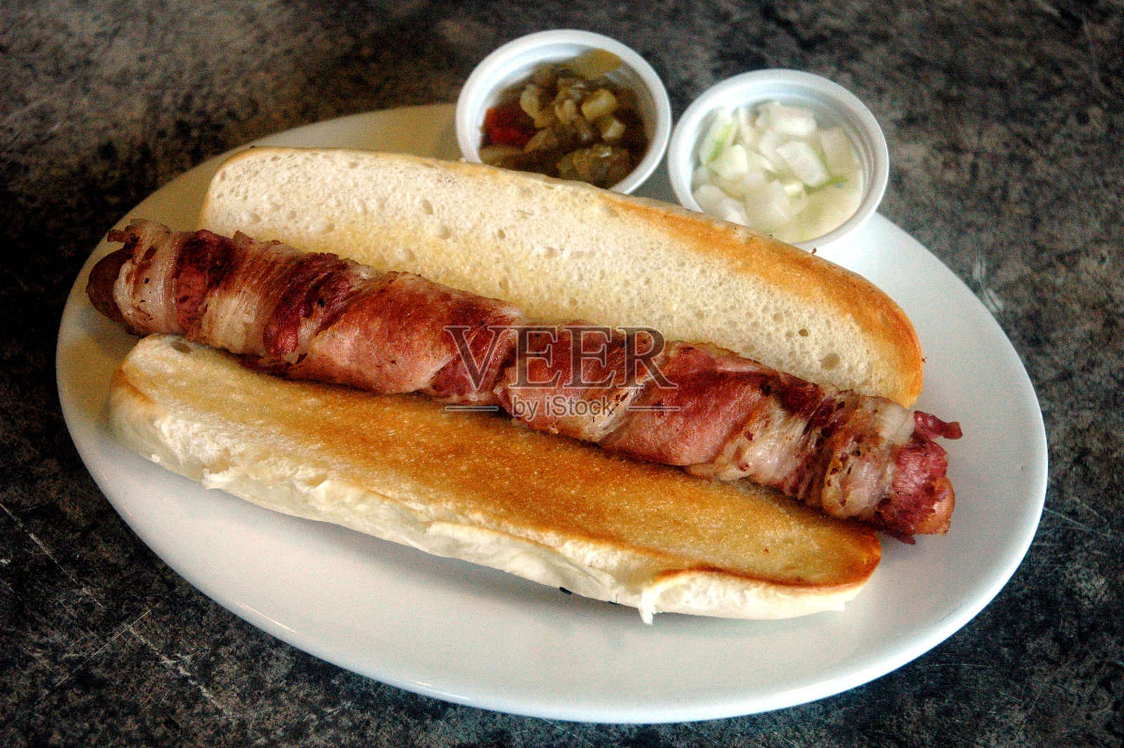 盘子里盛着热狗的特写图像照片摄影图片