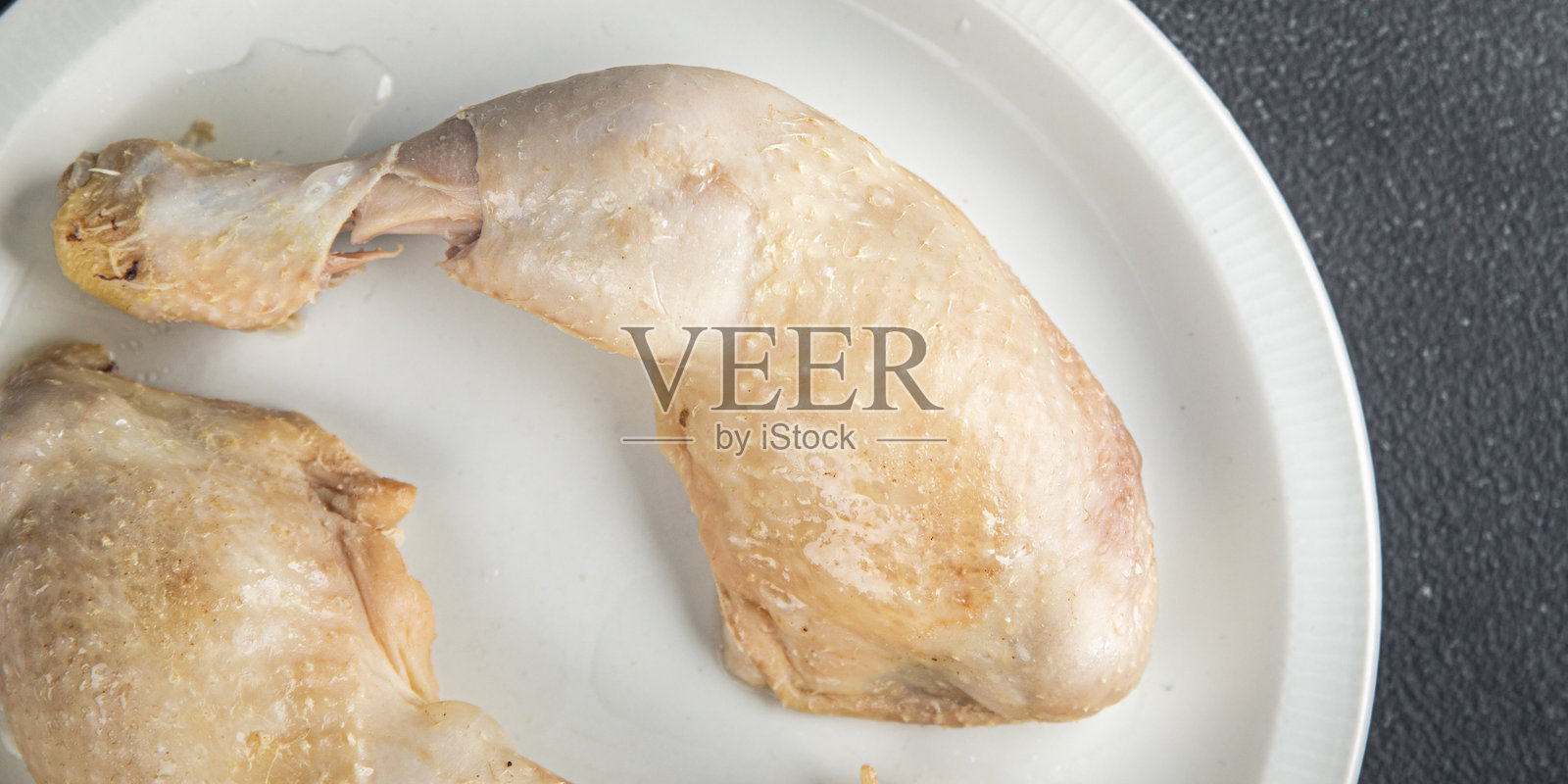 美味的鸡腿煮肉美食菜肴,新鲜可口的美食背景,桌上的乡村风格美食俯视图,留白,适合生酮和古饮食。照片摄影图片