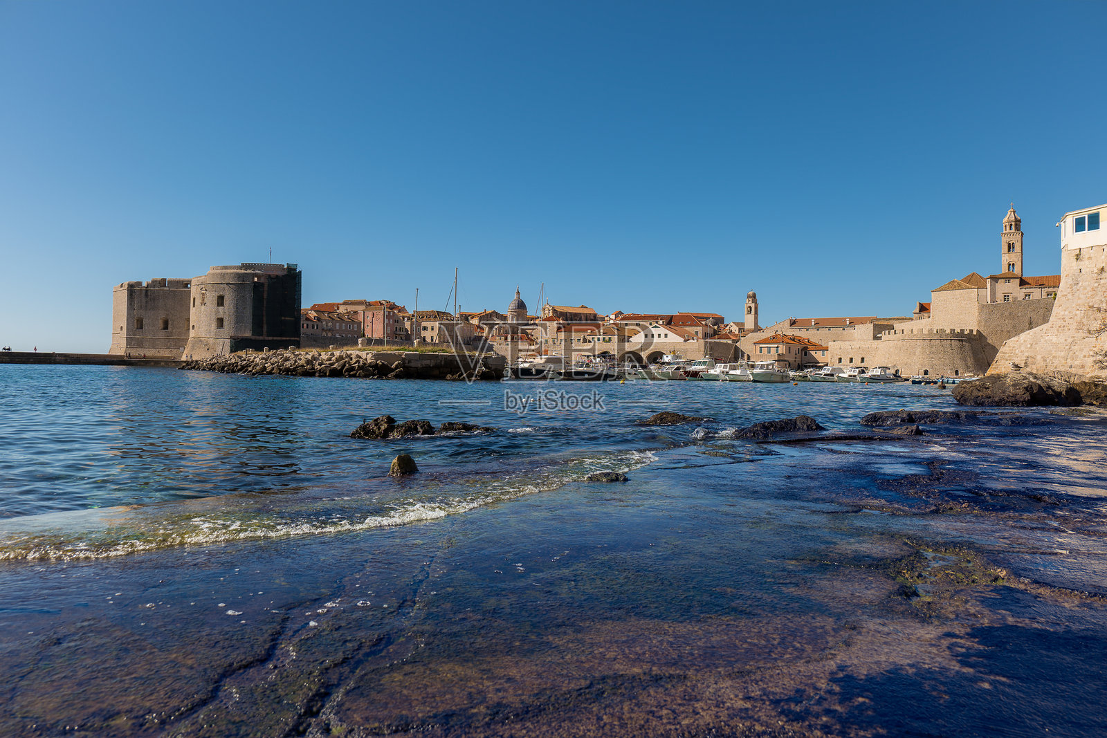 杜布罗夫尼克老城的游艇港口与防御工事照片摄影图片