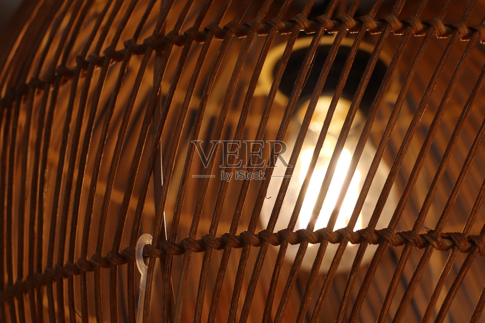 优雅的藤编灯罩,散发柔和的光线,营造温馨的氛围照片摄影图片