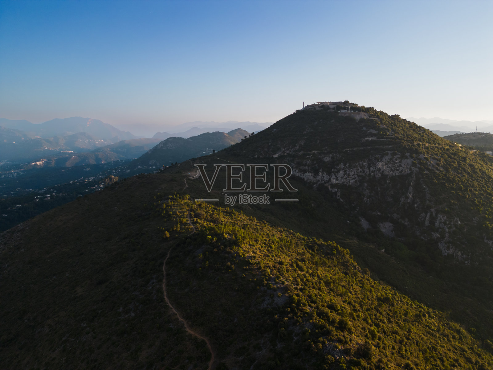 法国南部阿尔卑斯山的图雷特蒙特在一个夏日的早晨。照片摄影图片