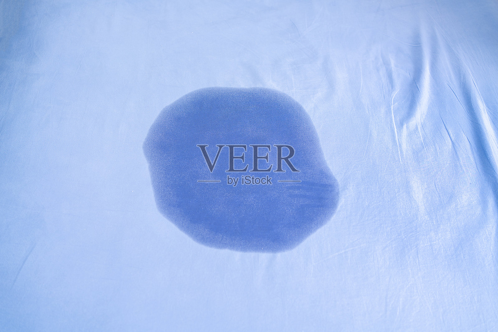 床上的尿渍照片摄影图片