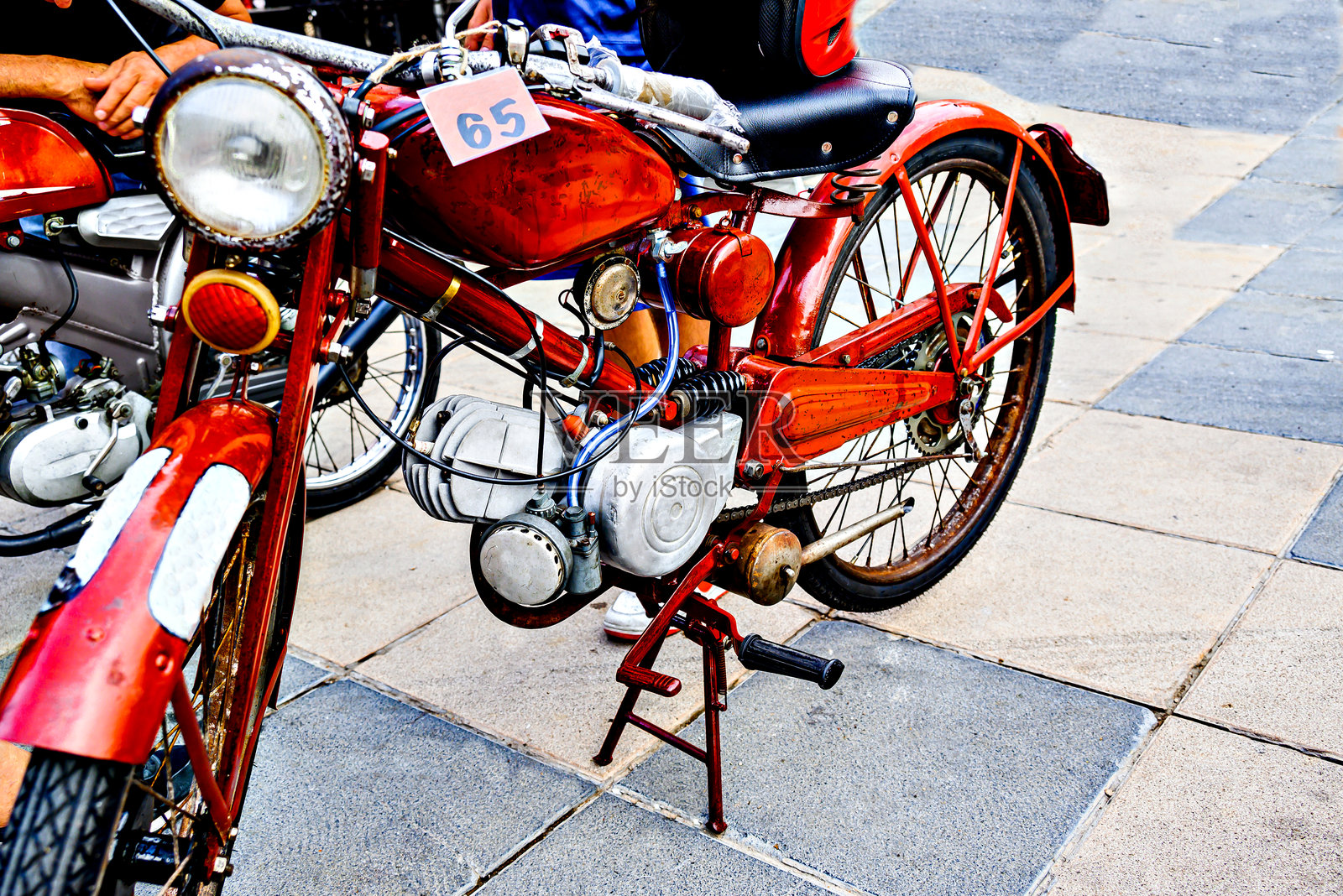 红色摩托车,巴塞罗那伊瓜拉达市的经典摩托车展览照片摄影图片