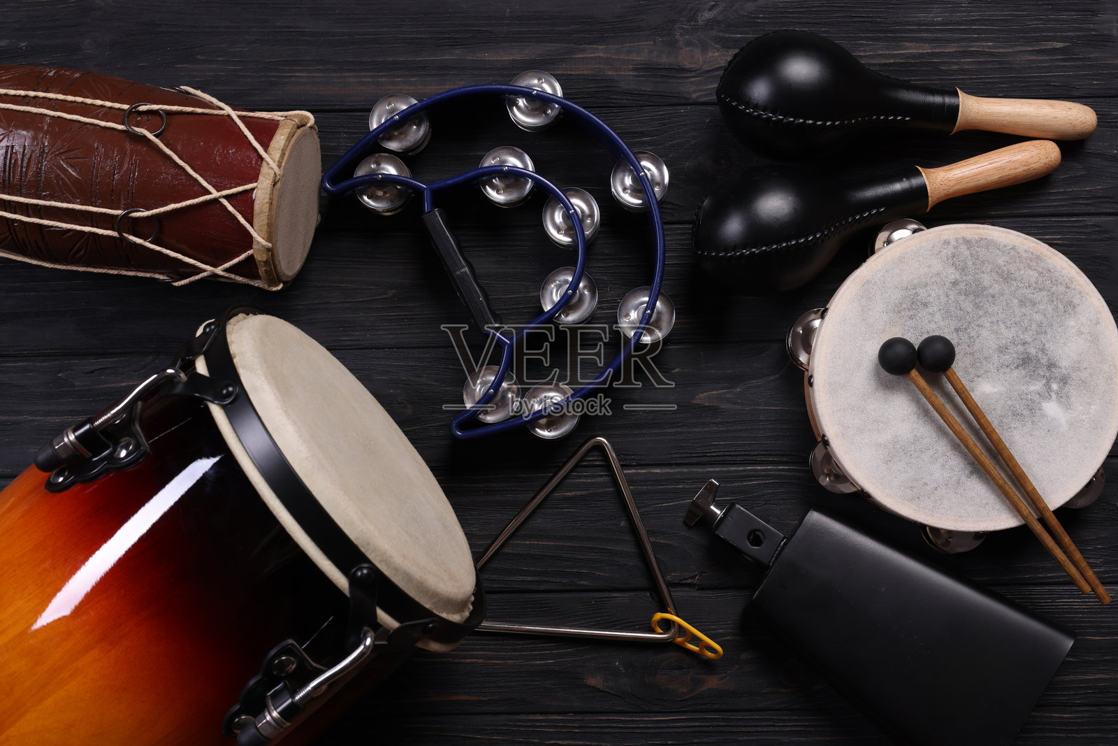 不同的鼓在黑色背景上,打击乐器照片摄影图片