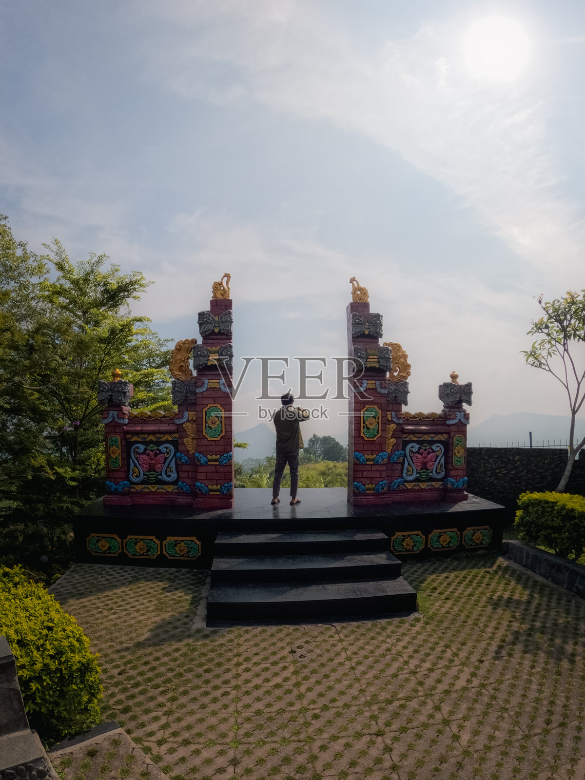 游客在旅游景点照片摄影图片