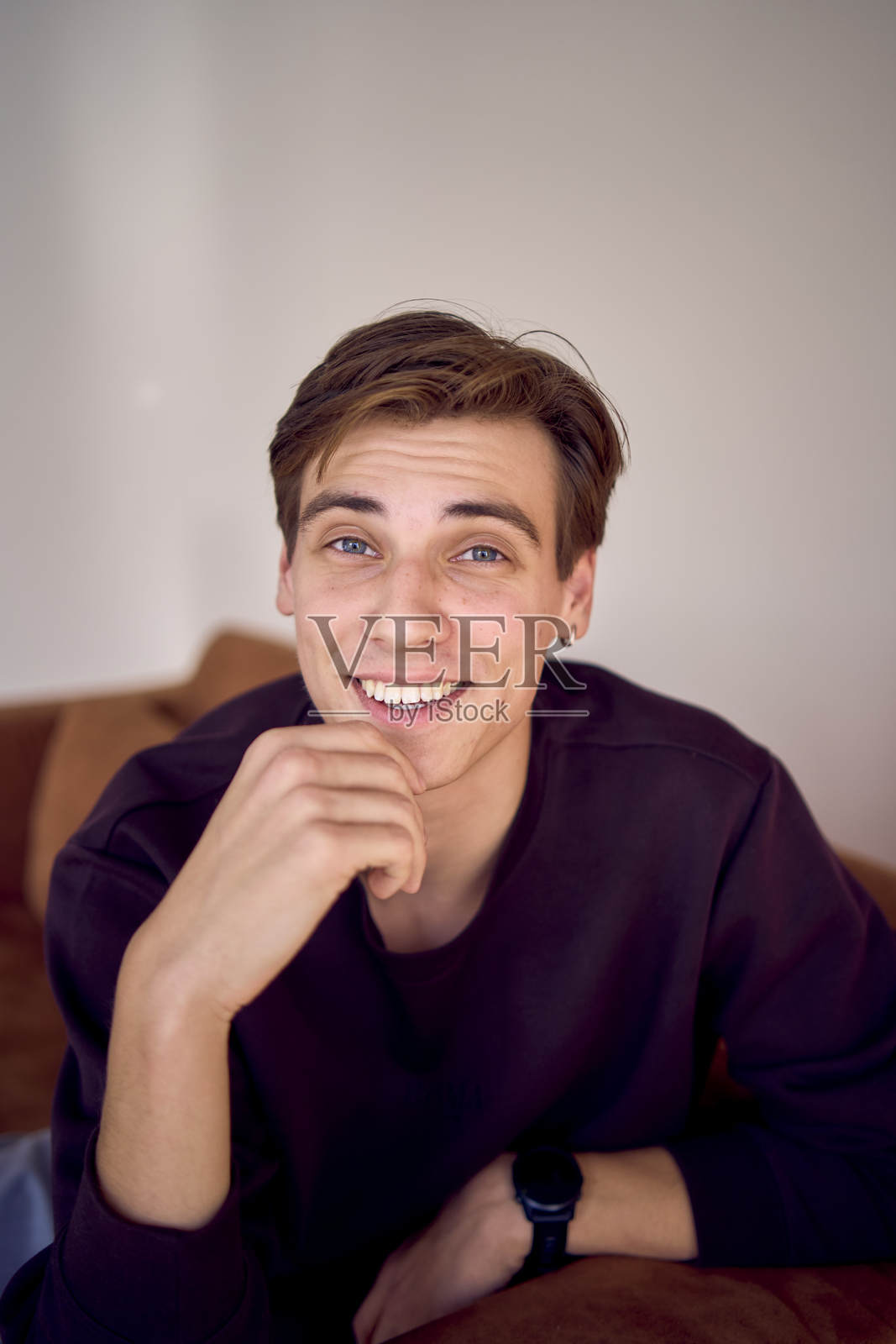 一位吸引人的20岁年轻男子肖像,黑发蓝眼,摄影棚拍摄照片摄影图片