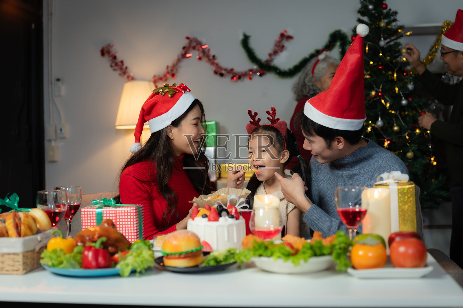 家庭假日晚餐庆祝活动,欢聚一堂,共度快乐时光。照片摄影图片