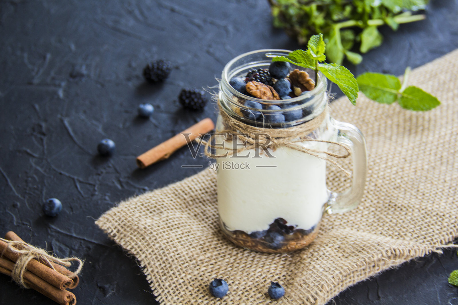 新鲜夏季浆果的健康冰沙。照片摄影图片