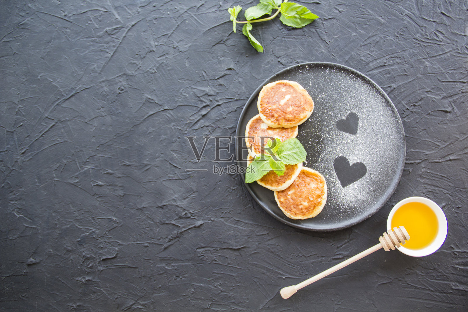 健康的早餐:奶酪煎饼、浆果和蜂蜜。照片摄影图片