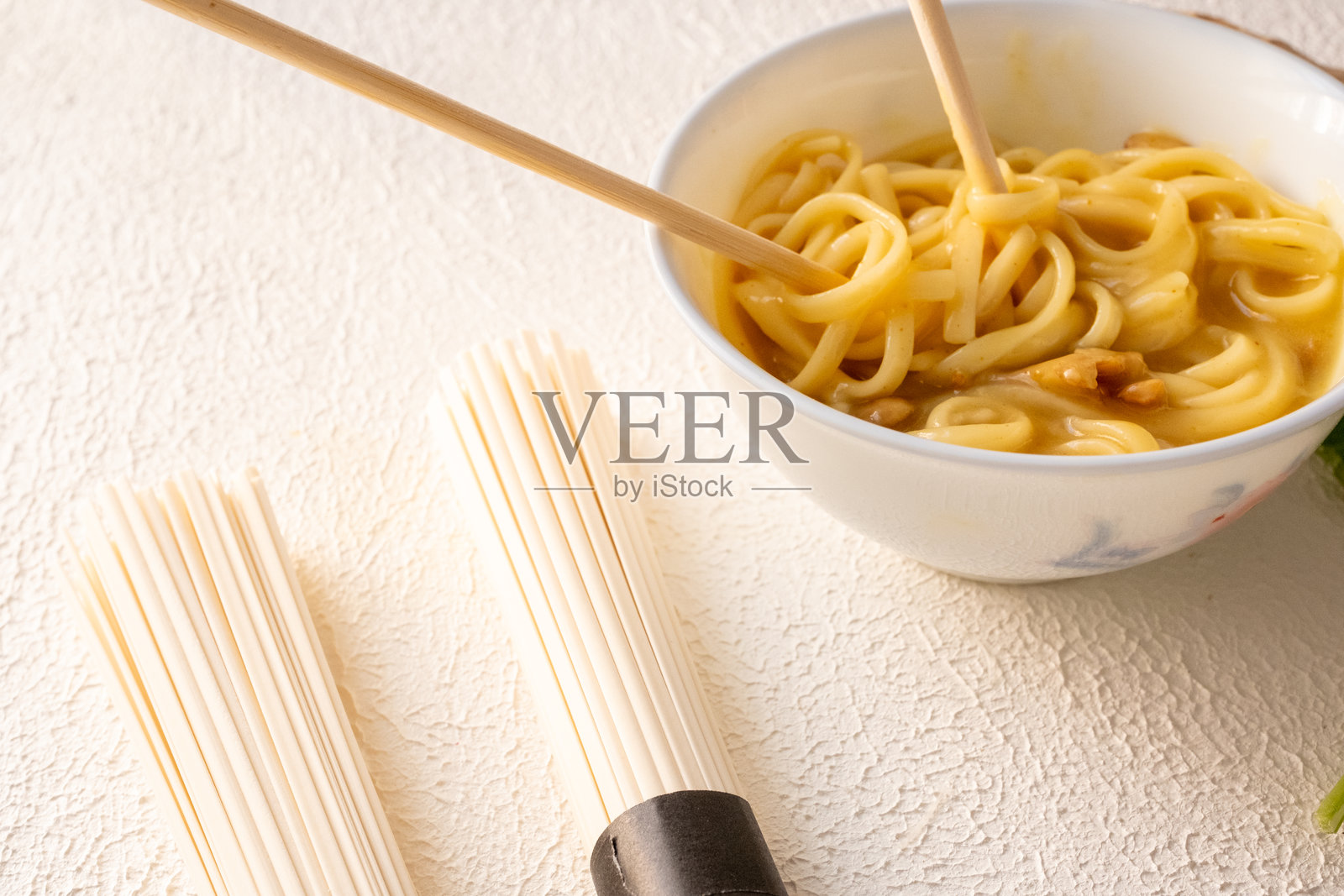 白碗里的乌冬面配亚洲风味鸡肉和蘑菇酱照片摄影图片