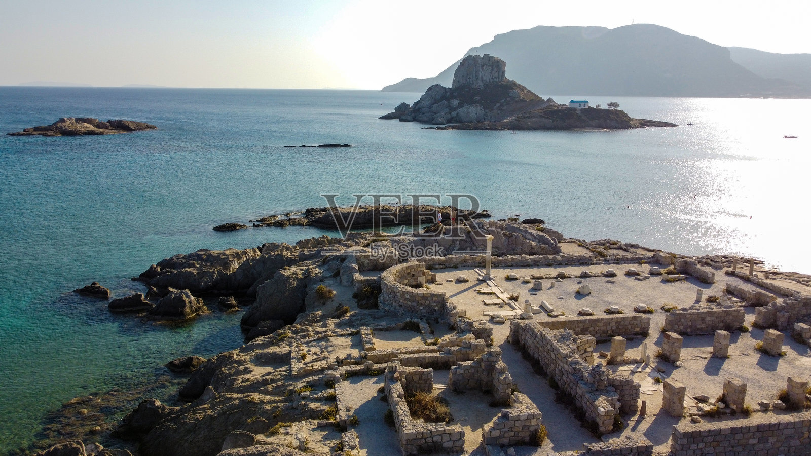 从科斯岛南爱琴海地区的阿吉奥斯·斯特法诺斯海滩圣斯特法诺大教堂遗址俯瞰卡斯特里岛的风景照片摄影图片