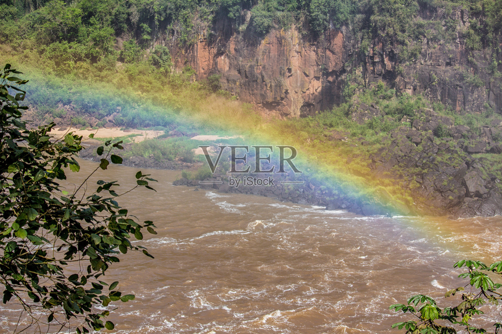 伊瓜苏瀑布附近的彩虹,米西奥内斯,阿根廷照片摄影图片