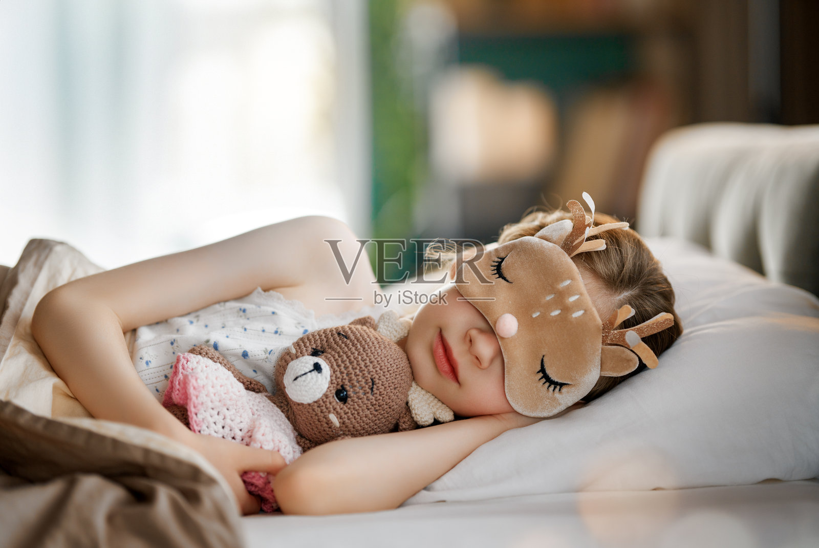 孩子在床上睡觉照片摄影图片