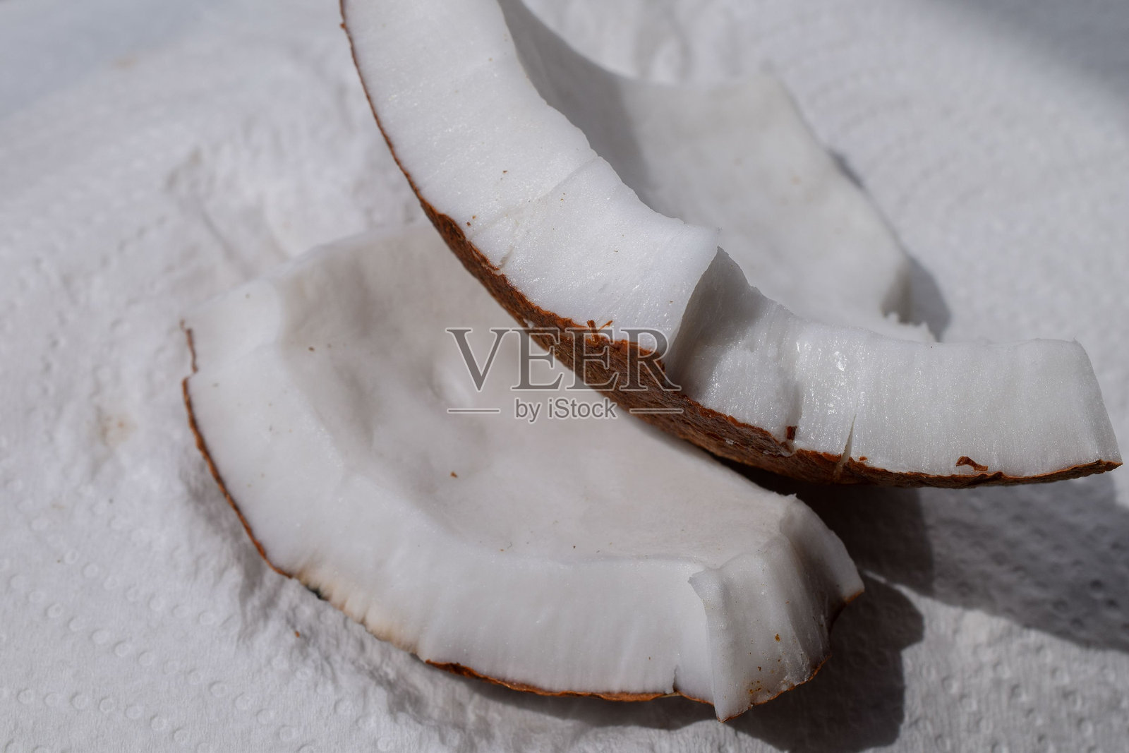 新鲜椰子片的特写,背景为白色照片摄影图片