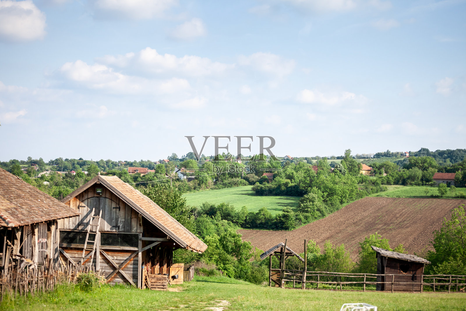 科斯迈的乡村风景中,谷仓和马厩的全景。照片突显了塞尔维亚农业和传统农场建筑的元素。照片摄影图片