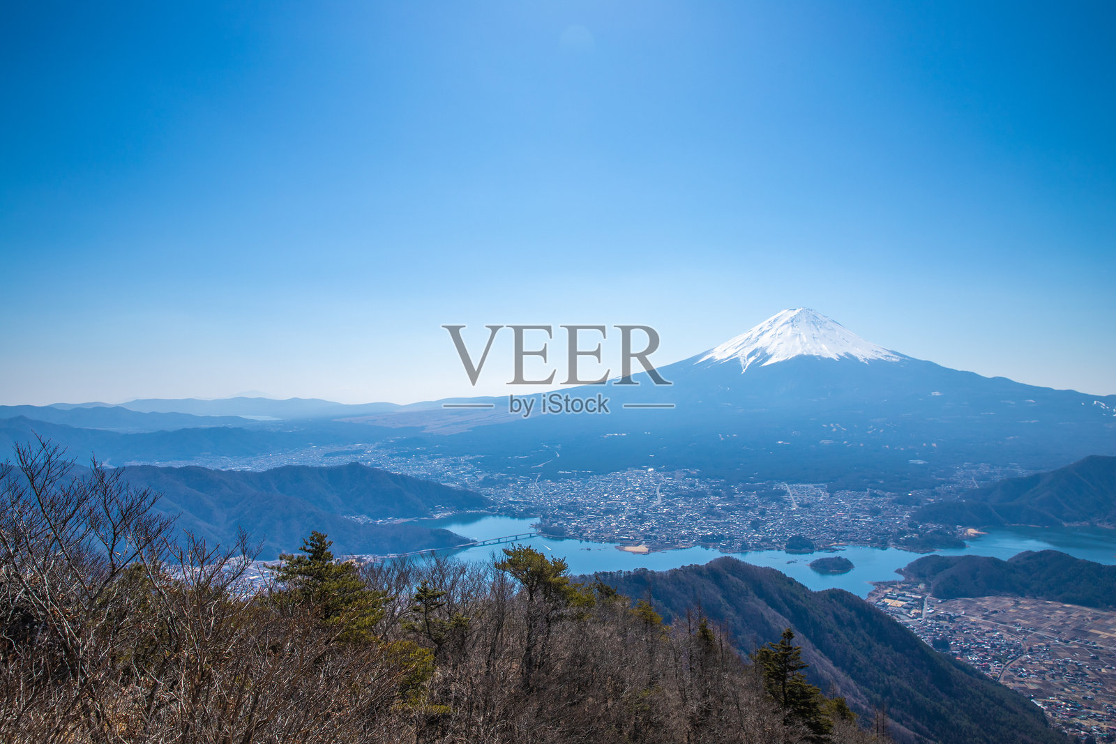 从山梨县黑岳山顶俯瞰富士山和河口湖照片摄影图片