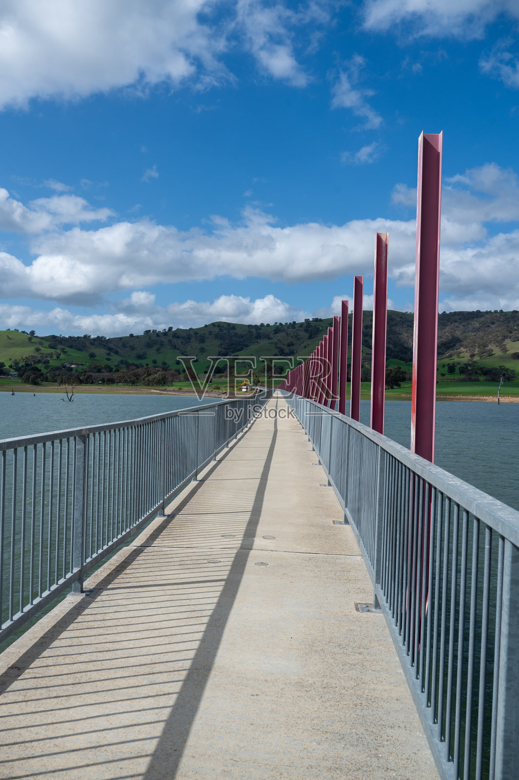 桑迪溪桥横跨休姆湖,位于高山铁路小径上照片摄影图片