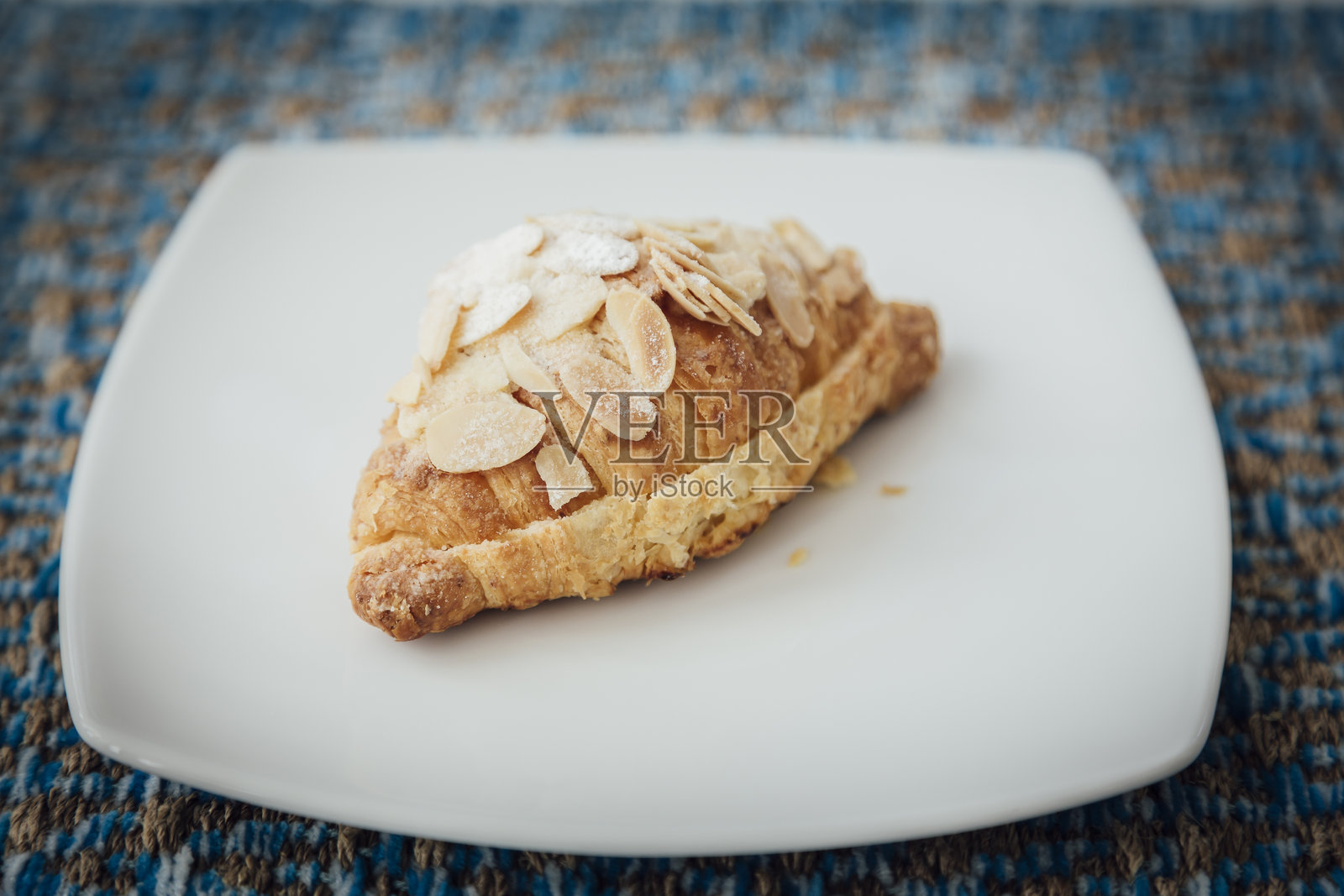 桌子上的杏仁可颂特写照片摄影图片