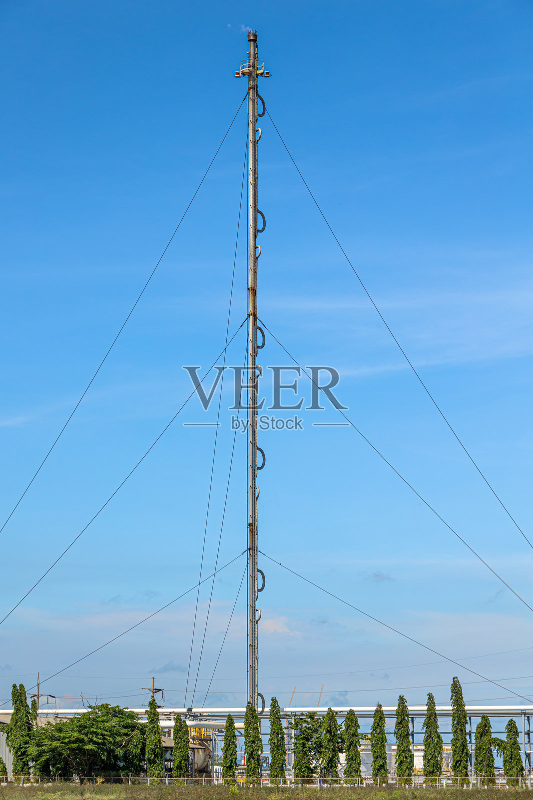 炼油厂或海上石油开采过程中,甲烷气体火焰高耸的火炬塔平台。照片摄影图片