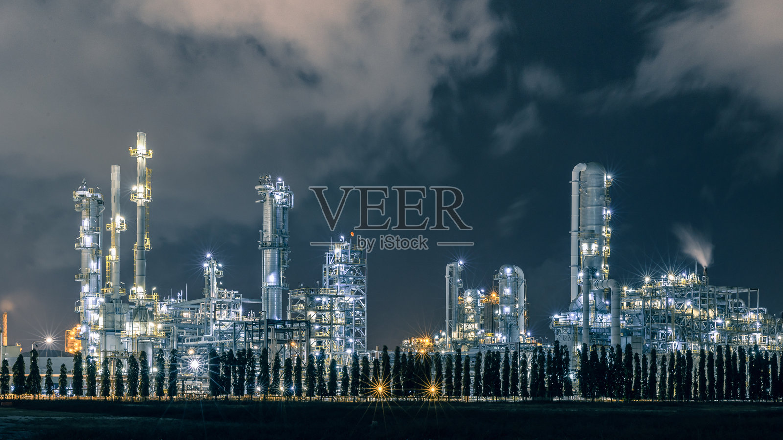 黄昏时分的炼油和天然气电力工业,炼油厂和石化厂的钢管道,夜间的炼油厂油储罐和钢管道。照片摄影图片