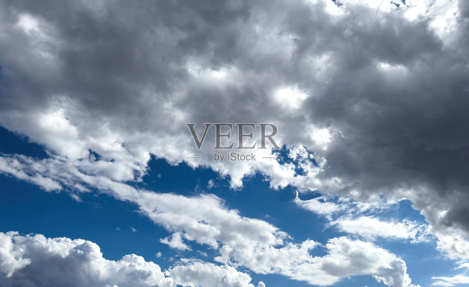 蓝天背景下的蓬松积云。白色和灰色的云景。照片摄影图片