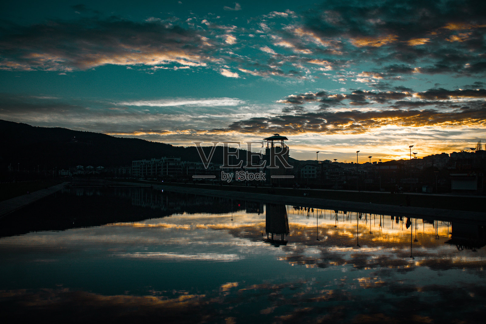 天空在水中的倒影照片摄影图片
