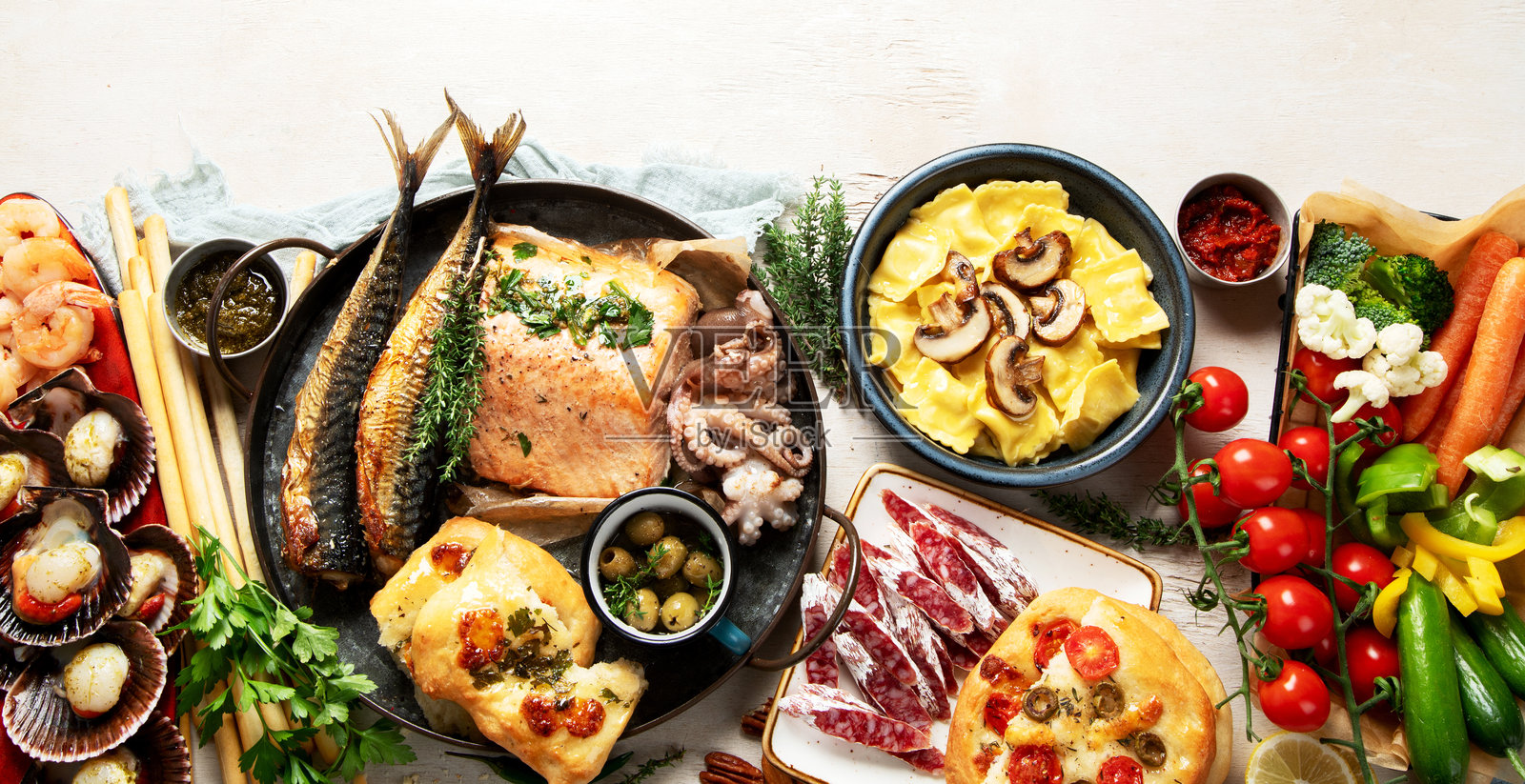 地中海主题的美食桌景。照片摄影图片