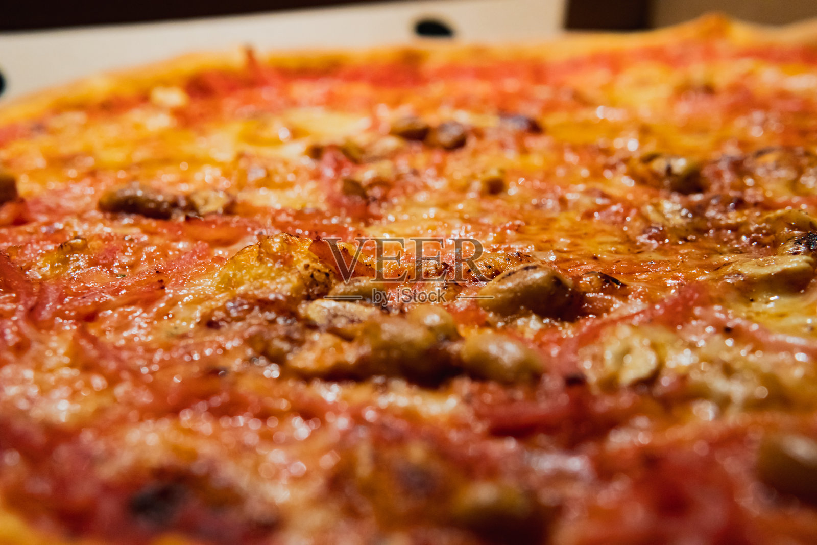 美味瑞典披萨的特写照片,上面放有火腿、奶酪和花生。照片摄影图片