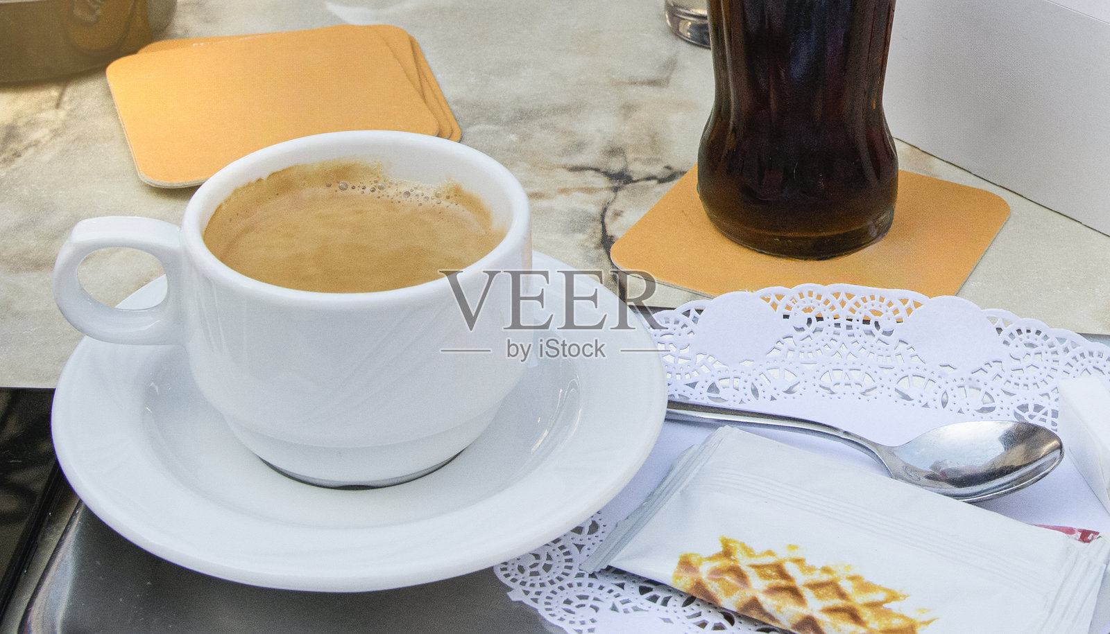 早晨咖啡馆里的咖啡杯照片摄影图片