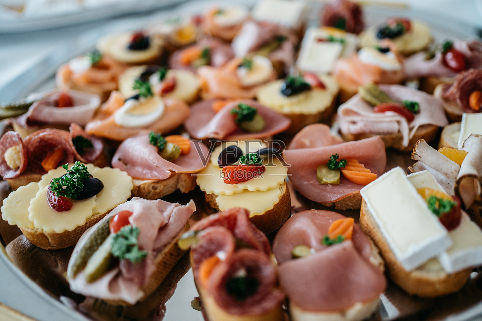 美味的开放式三明治和乡村面包上的小吃照片摄影图片