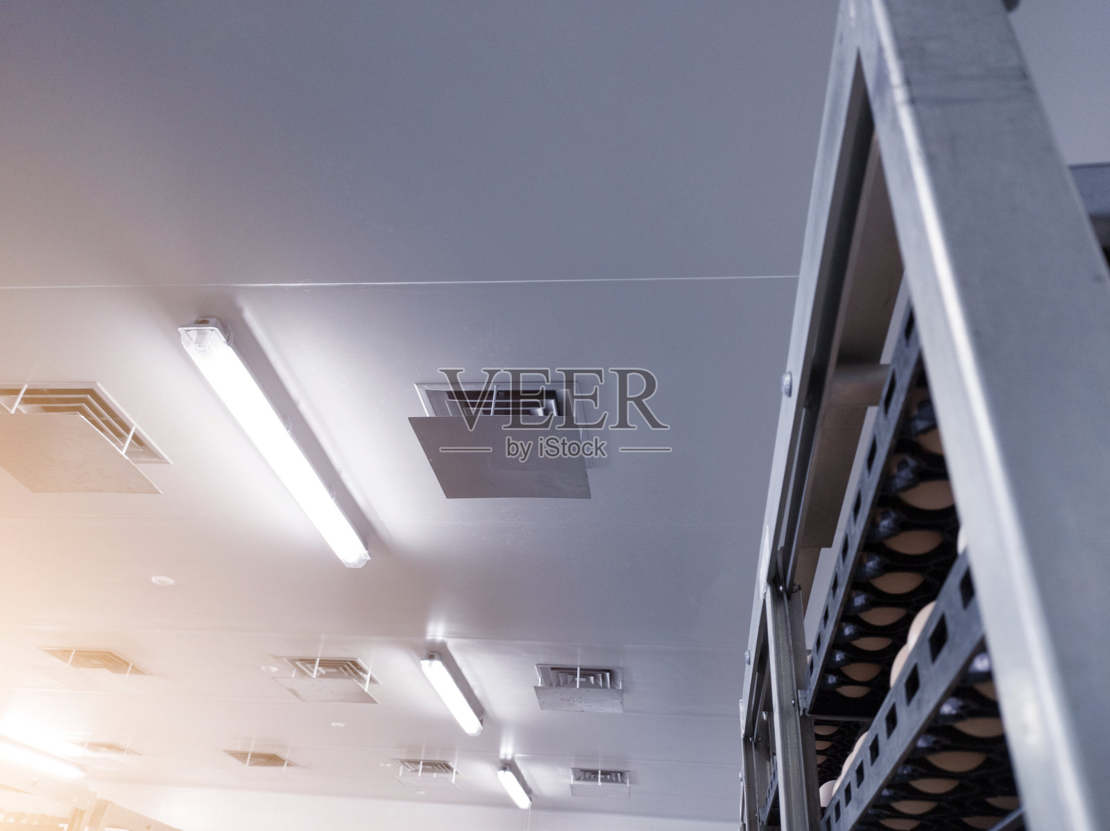 工业鸡蛋储存室内部通风的天花板,温度较低。照片摄影图片