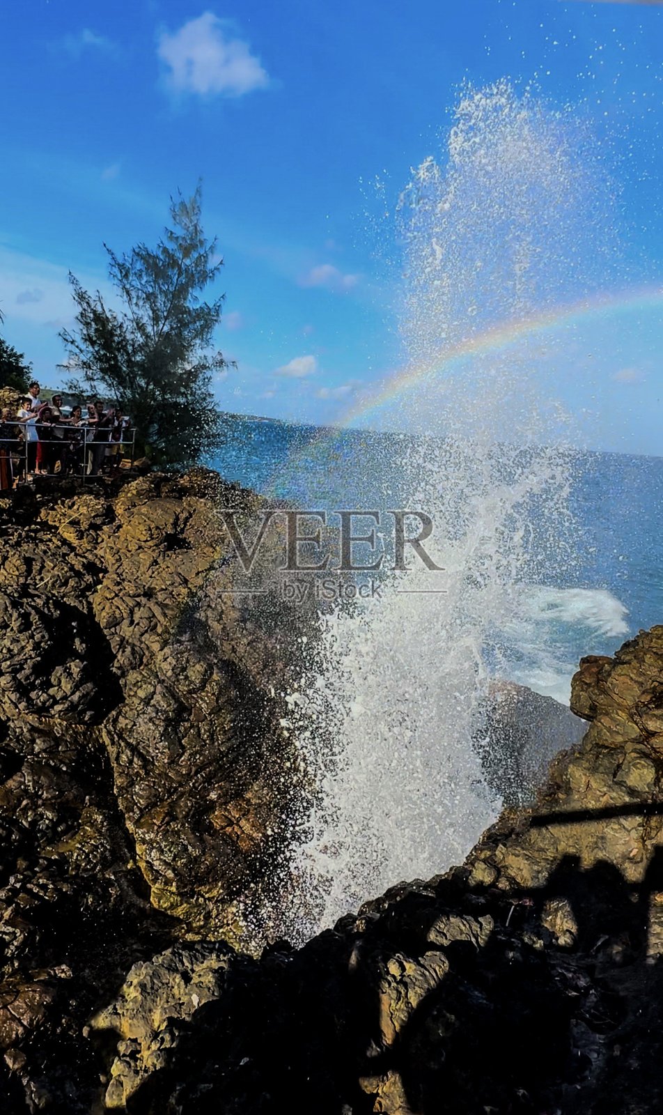 彩虹下的气泡水照片摄影图片