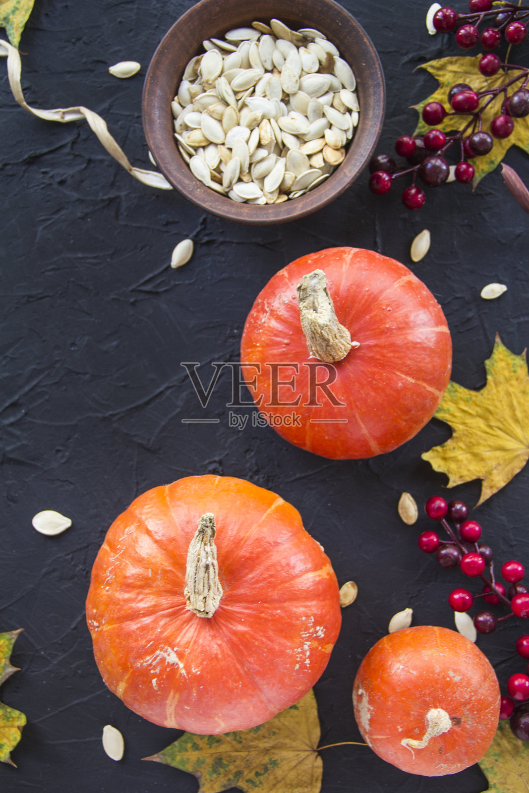 美丽的南瓜与秋天的落叶景色照片摄影图片