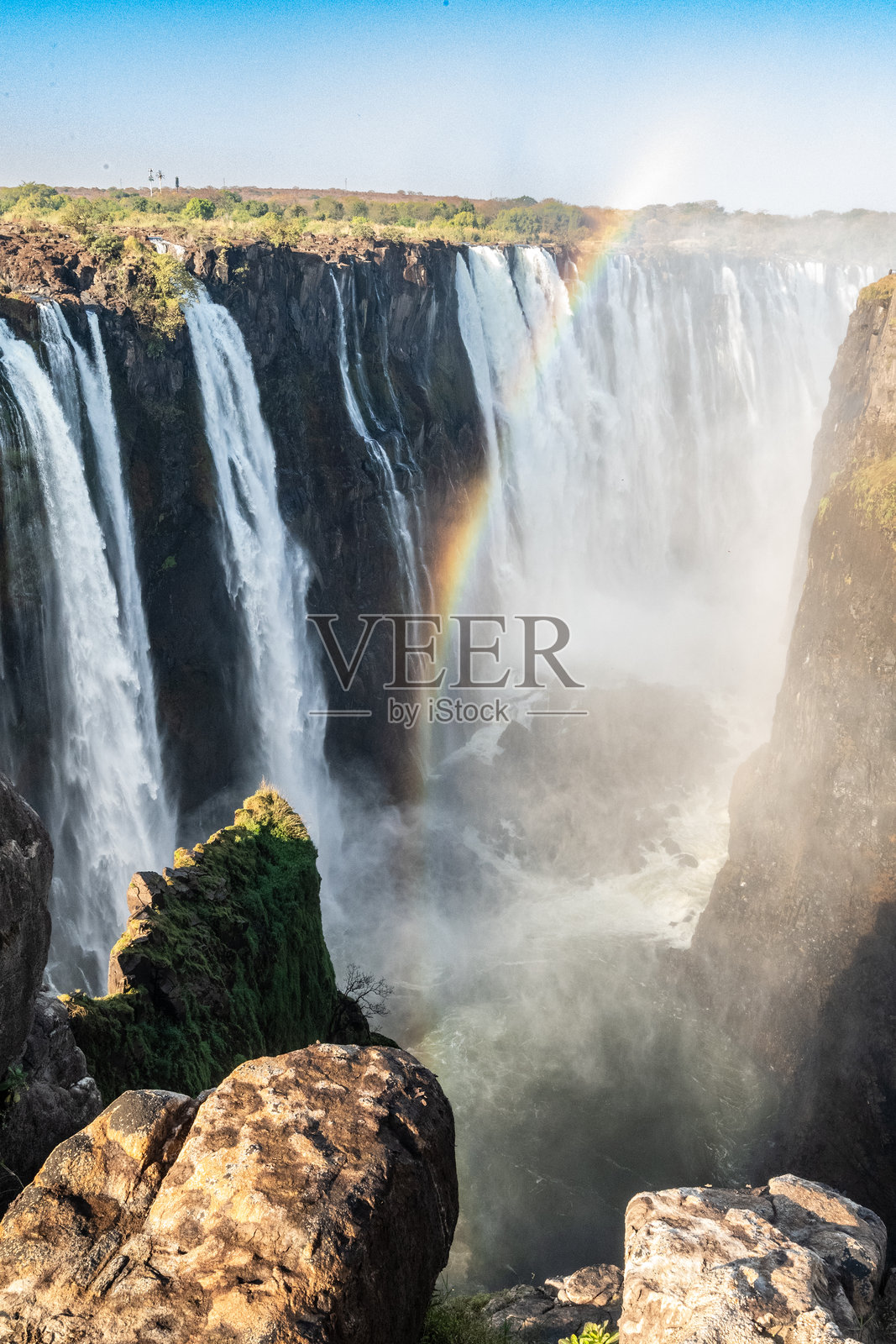 在津巴布韦的维多利亚瀑布附近照片摄影图片