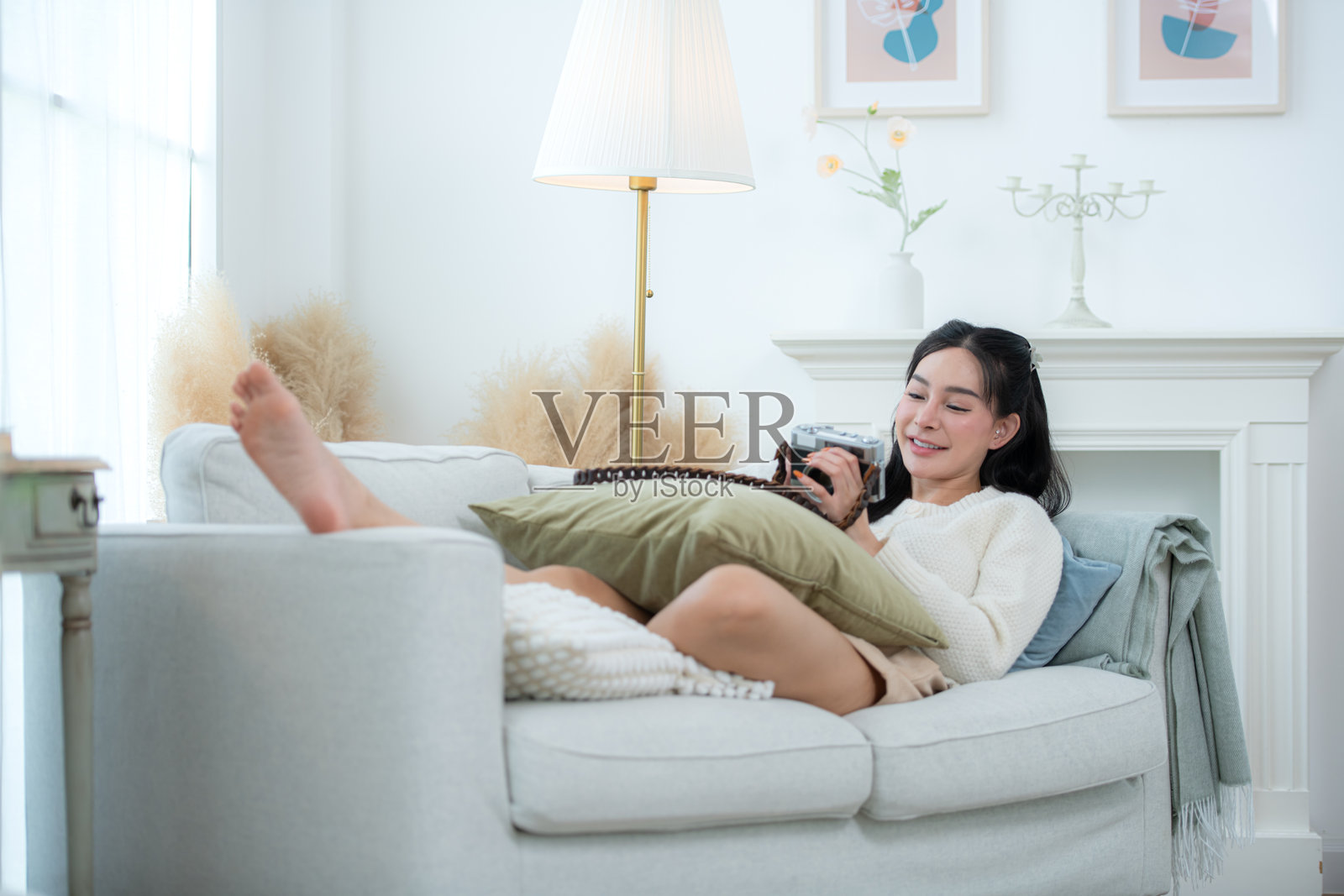 亚洲年轻女性进行她们的每周假日例行活动照片摄影图片