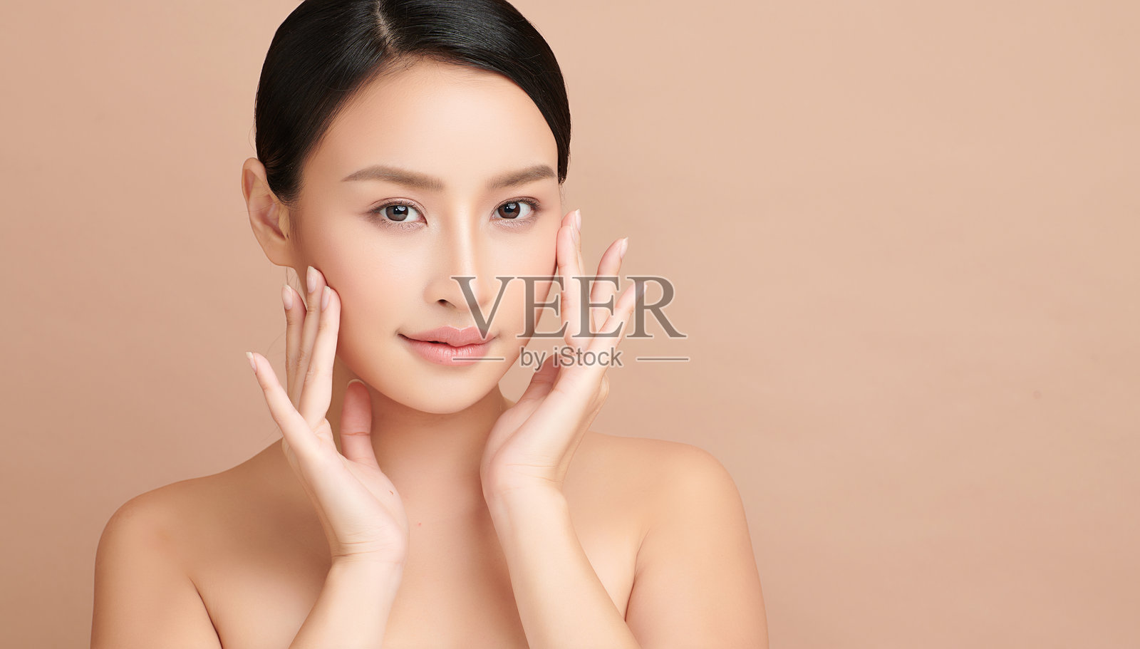 美丽的年轻亚洲女性,肤色洁净清新,背景为米色,面部护理,面部治疗,美容学,美容与水疗,亚洲女性肖像。照片摄影图片