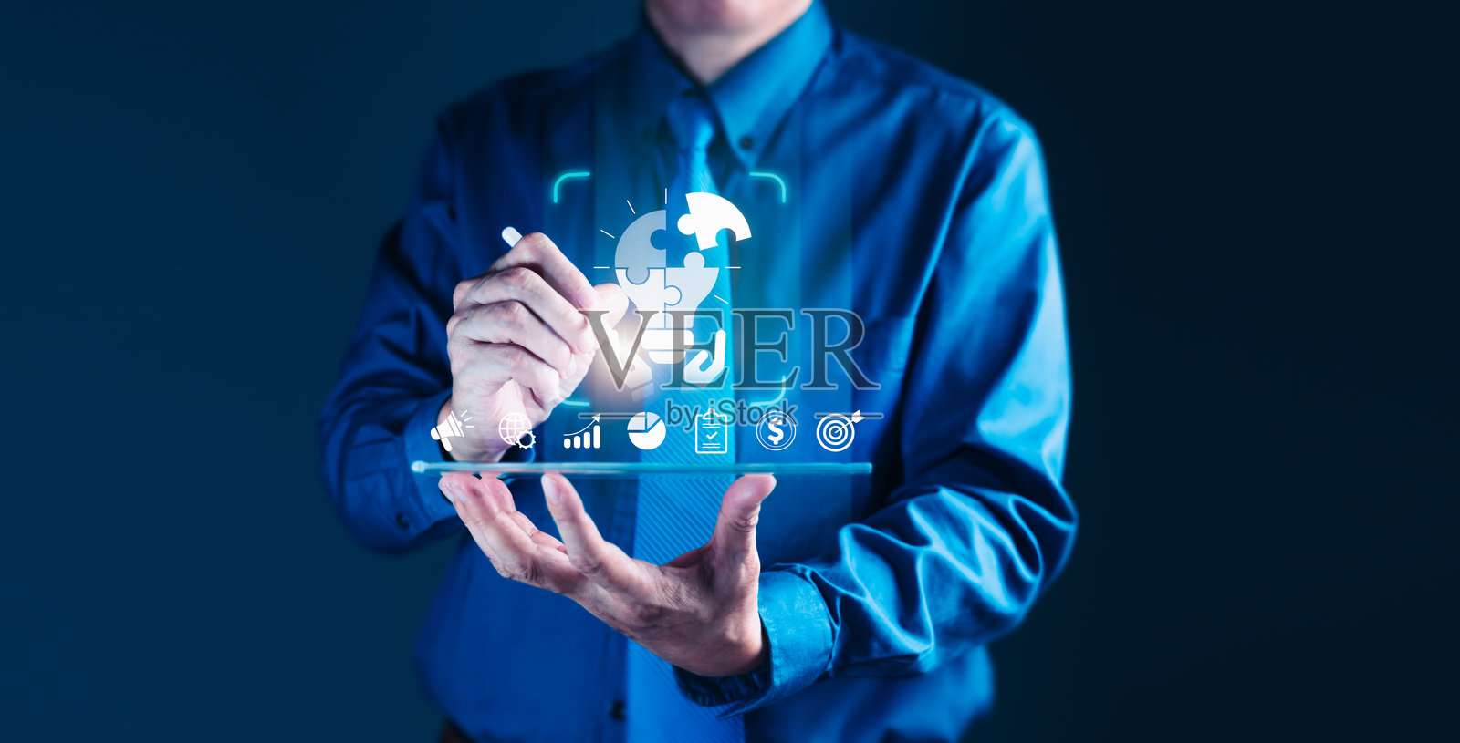 照亮商业洞察 - 平板技术激发创新思维照片摄影图片