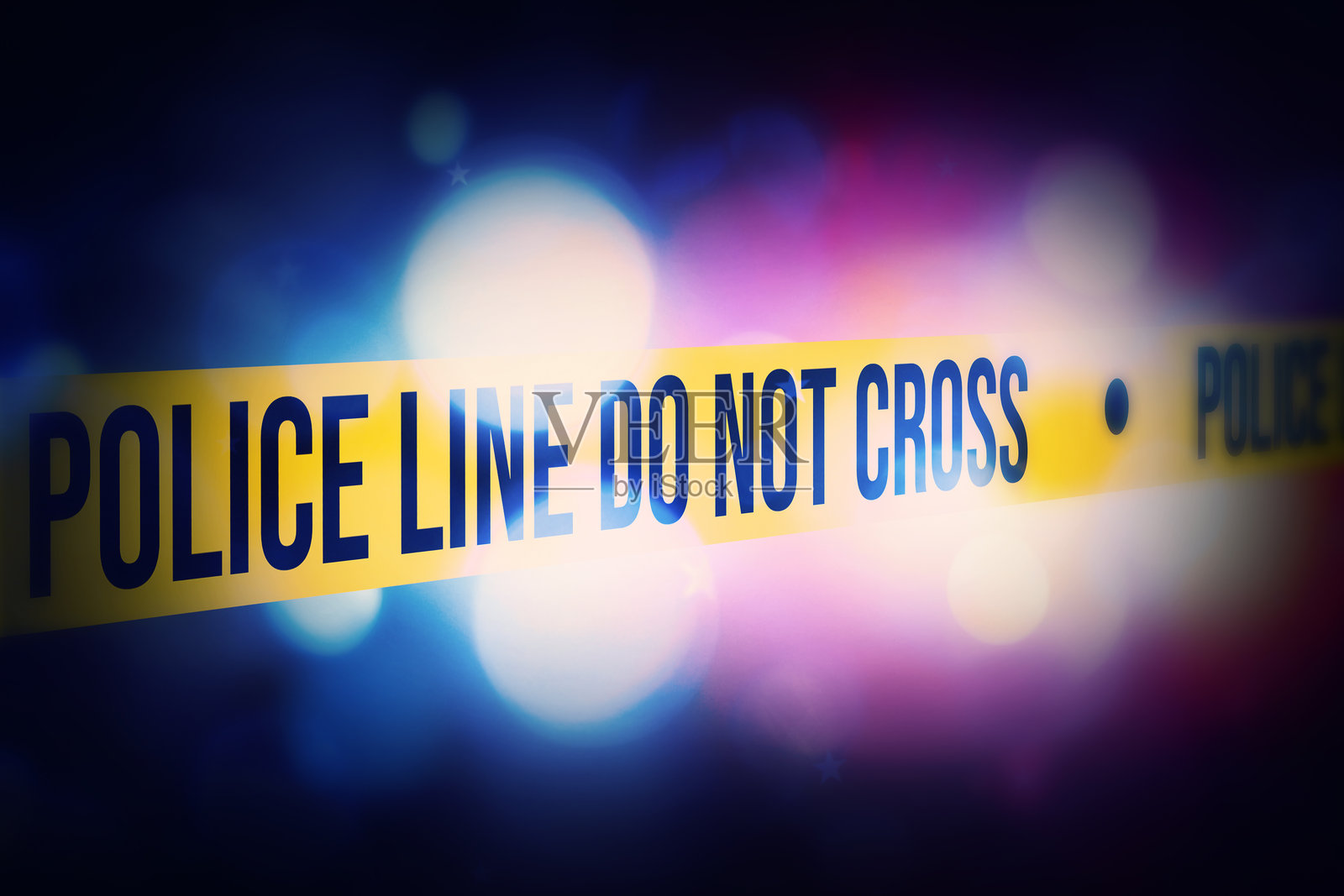 警戒线黄色胶带背景,配有红色和蓝色的模糊光点。插画图片素材