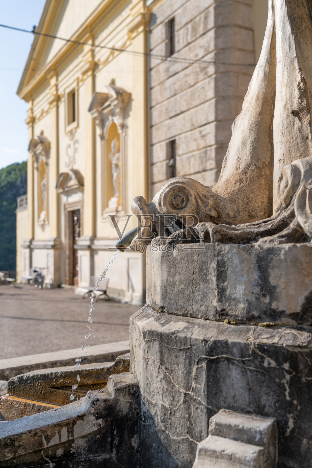 坎塔利切拉齐奥的圣费利切·达·坎塔利切喷泉和大教堂照片摄影图片