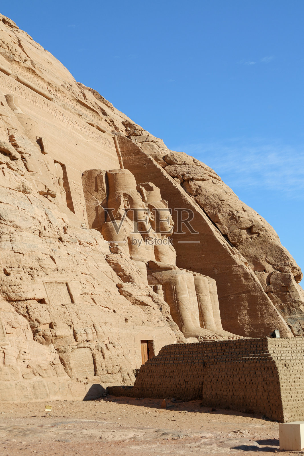 埃及阿布辛贝尔神庙的巨大砂岩雕像照片摄影图片