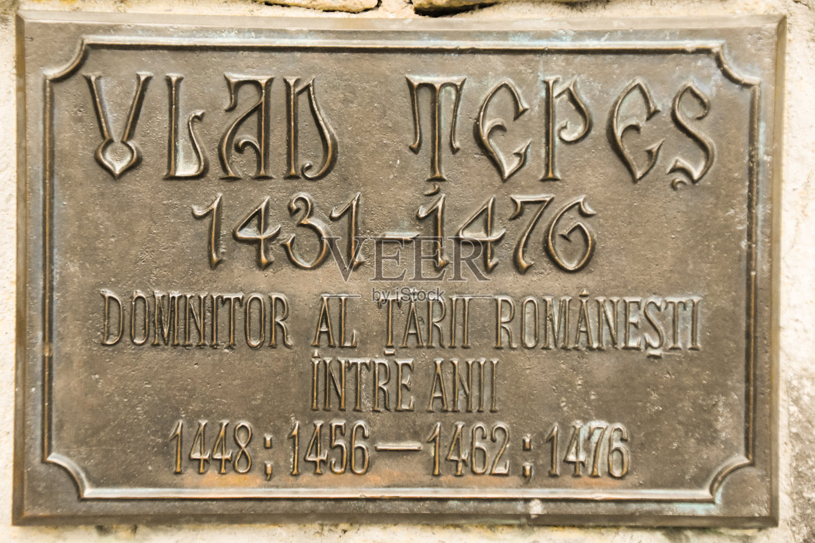 一块标示弗拉德·德拉库拉·特佩斯出生地的牌子,位于罗马尼亚锡吉什瓦拉照片摄影图片