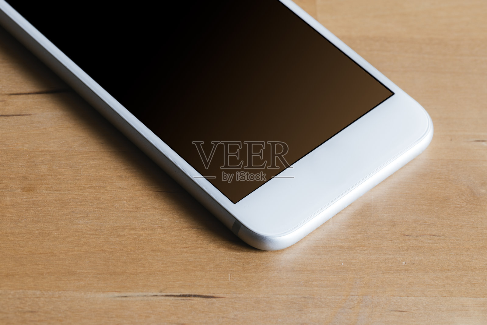 桌子上的手机特写照片摄影图片